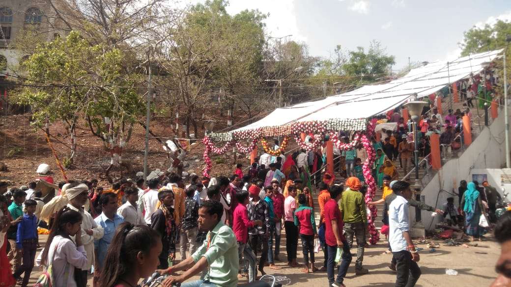 कोरोना संक्रमण काल के बाद हनुमान टेकरी मंदिर पर उमड़ी लाखों की भीड़