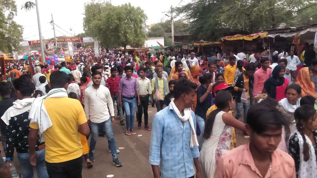 कोरोना संक्रमण काल के बाद हनुमान टेकरी मंदिर पर उमड़ी लाखों की भीड़