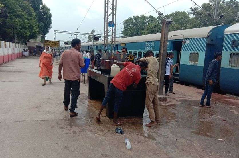 Indian Rail, Train, Shuttle, MEMU, Late, Katni News