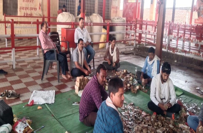 करीला मेला: दो मेलों पर मंदिर का 47 लाख रुपए खर्च, लेकिन आय 27 लाख रुपए