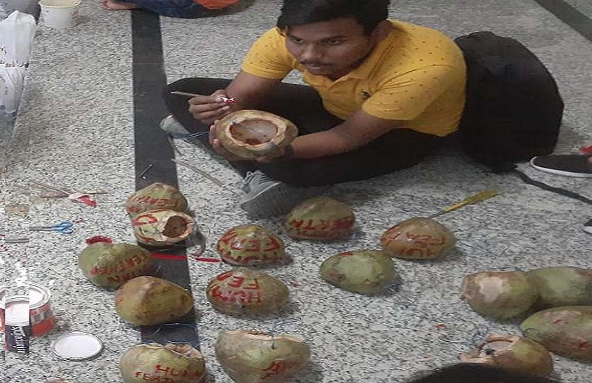 भीषण गर्मी में परिंदों की प्यास बुझाने की बीएचयू के छात्र अभिषेक की पहल