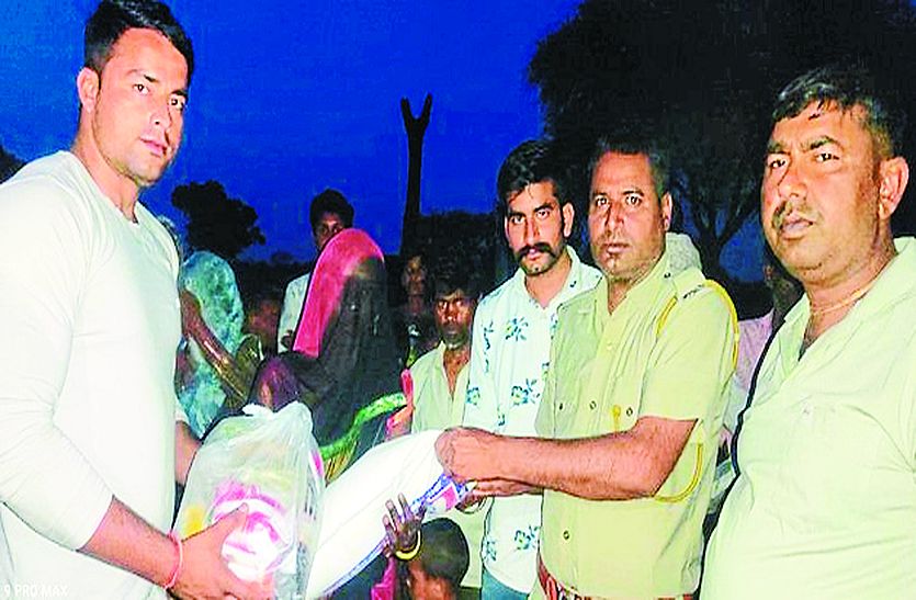 धीमरीपुरा में लगी आग, परिवारों की मदद को आगे आई धौलपुर पुलिस