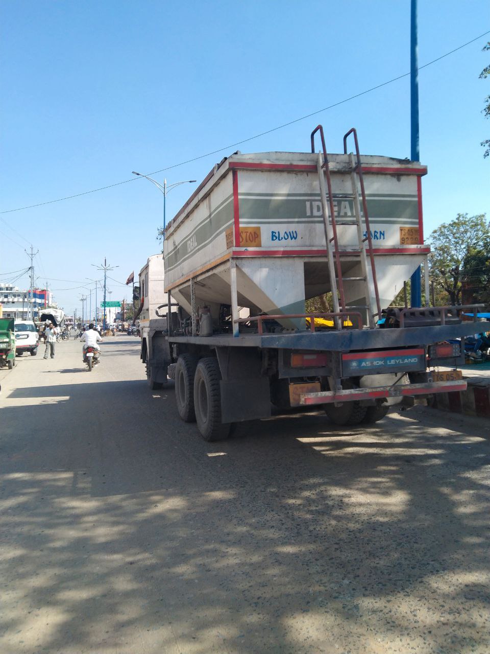 Explosive loaded Vehicles pass at high speed in market, can accident