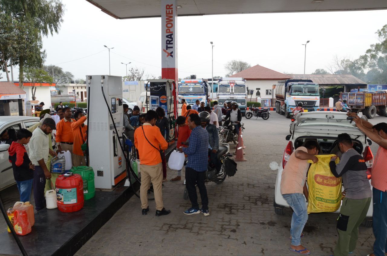 diesel-petrolमात्र आठ किमी की दूरी पर डीजल-पेट्रोल का भाव एक समान !