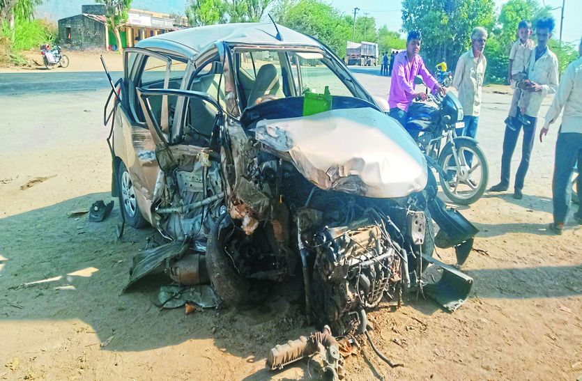 सिरोही-रेवदर रोड पर गुलाबगंज व अनादरा के बीच हुआ हादसा ट्रोलर की टक्कर से कार चालक व साथी युवक की मौके पर ही मौत