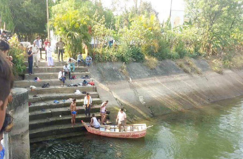 4 girls die due to drowning in canal in Omkareshwar