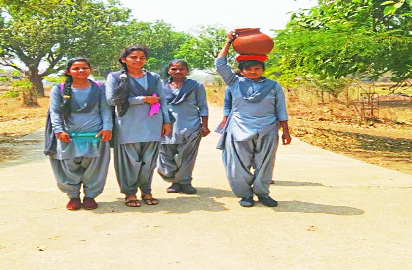 आईटीआई की छात्राएं सिर पर मटका रखकर लाती हैं पीने के लिए पानी