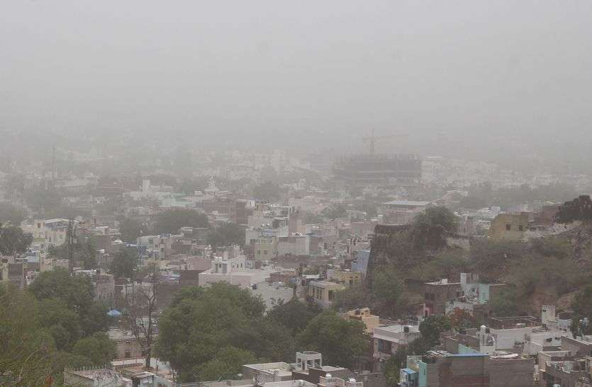 Weather News- आसमान में छाई रही धूल, गर्मी से मिली हल्की राहत