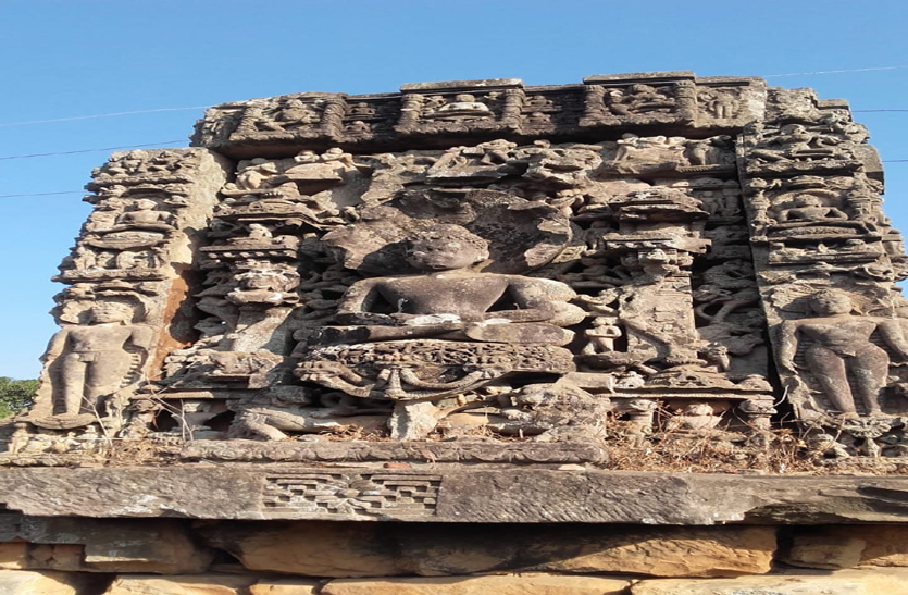 अनदेखी से पुरातन संपदा बेहाल: गरगज मंदिर और मानस्तंभ हुआ क्षतिग्रस्त,ईदौर में प्राचीन मठ पर फैंका जा रहा कचरा