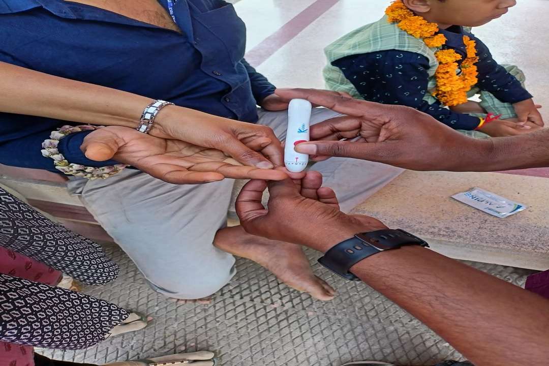बीएचयू के जंतु विज्ञान विभाग के शोध छात्र लोगों का सीरो सर्विलांस के लिए नमूना एकत्र करते