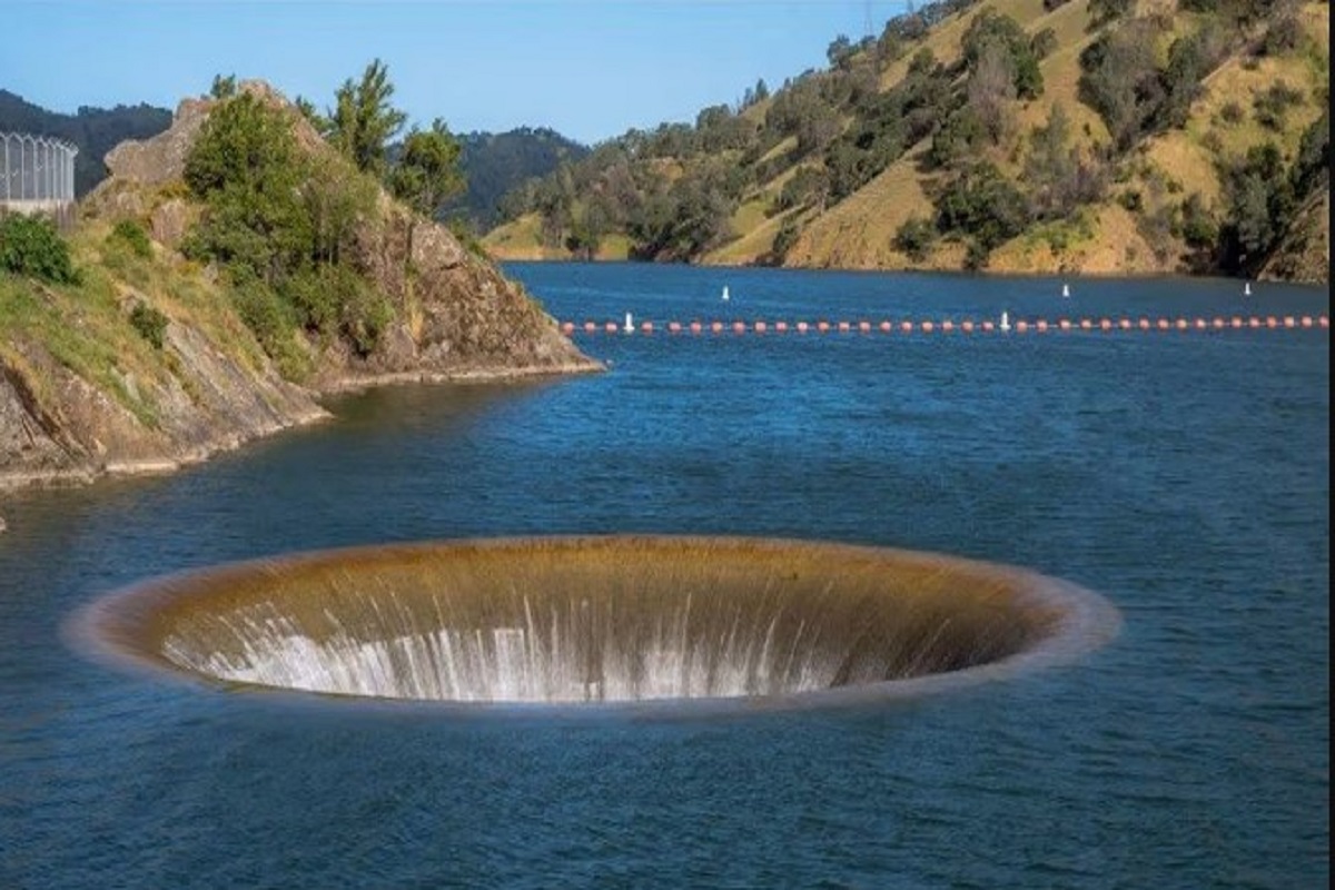  Hell Opens In California Lake Swallows Millions Liter Water Per Second