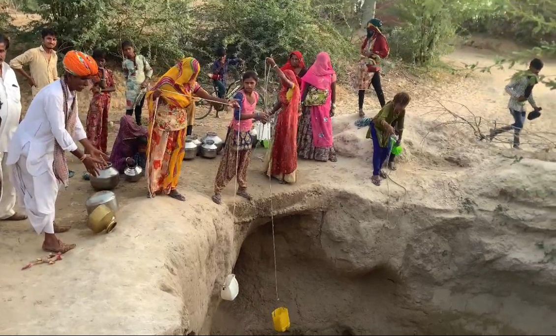 प्रभावित गांवों में पेयजल की व्यवस्था के लिए गांव की आबादी के अनुसार प्रभावित गांव में प्रतिदिन प्रतिव्यक्ति 10 लीटर के अनुसार पानी उपलब्ध करवाया जाना है।