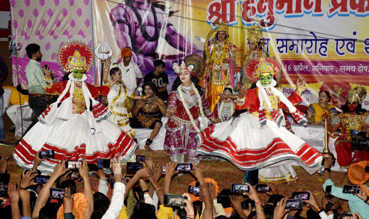 मंदिरों में गूंजा जय हनुमान ज्ञान गुण सागर, भक्तों ने निकाली शोभायात्रा