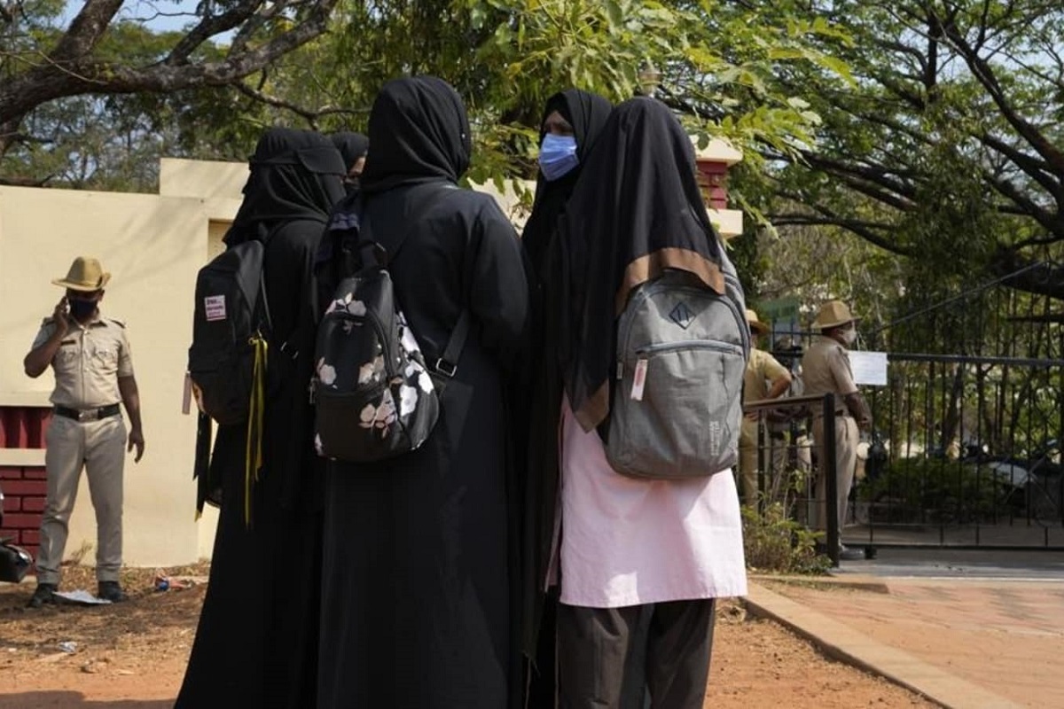 कर्नाटक में हिजाब पहनकर एग्जाम देने गई छात्राओं को कॉलेज में नहीं मिली एंट्री