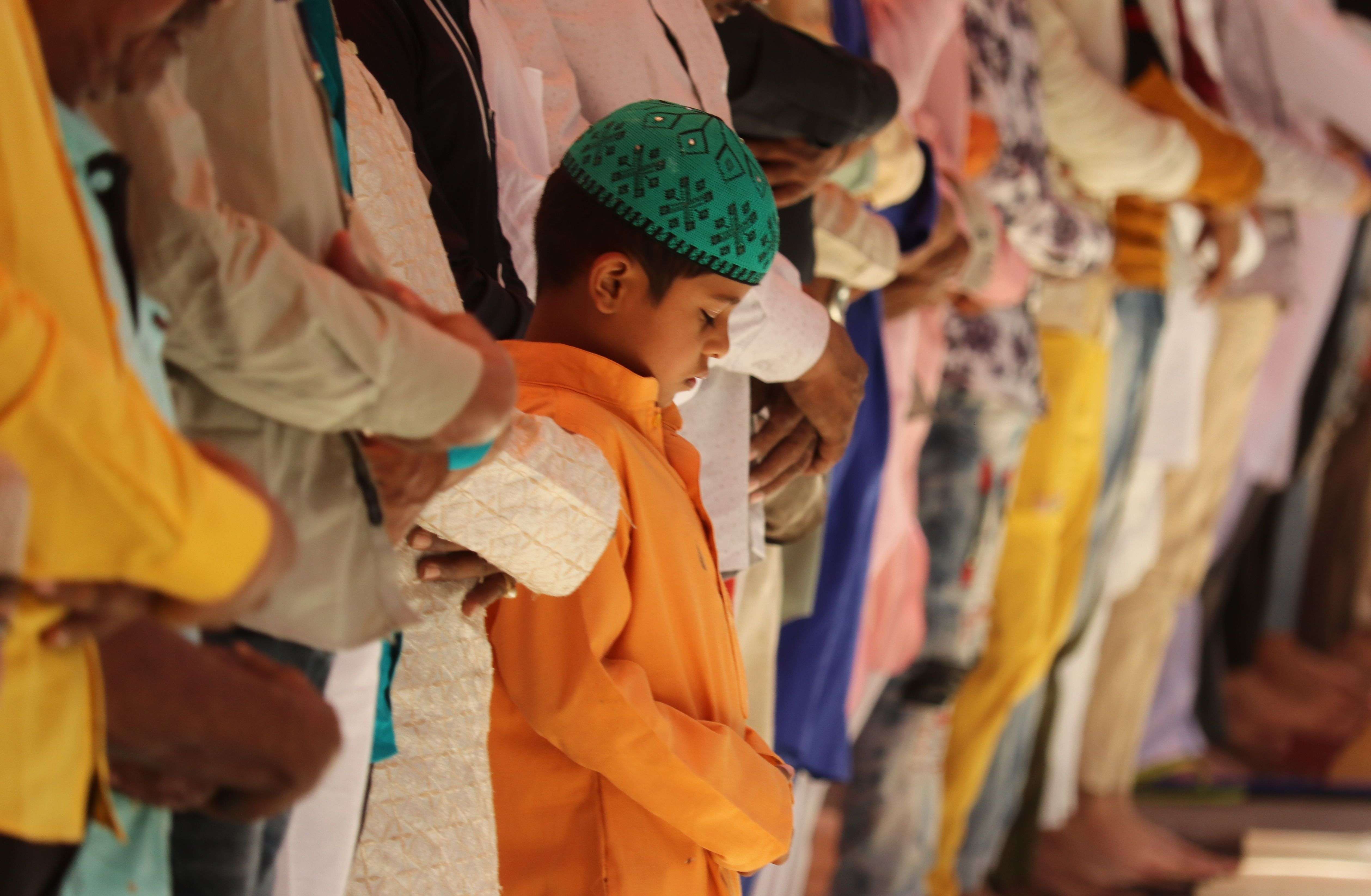 रमजान माह के तीसरे जुम्मे की नमाज अदा करते बोहरा और मुस्लिम समुदाय के लोग
