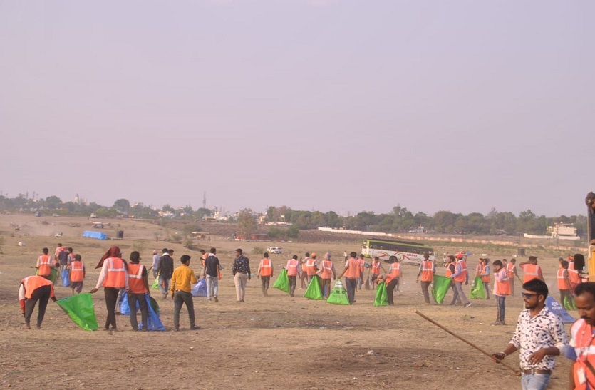 Amit Shah गृह मंत्री अमित शाह का जम्बूरी मैदान में आयोजित कार्यक्रम हुआ और 800 सफाई मित्रों ने दो घंटे में साफ कर दिए मैदान व सड़क