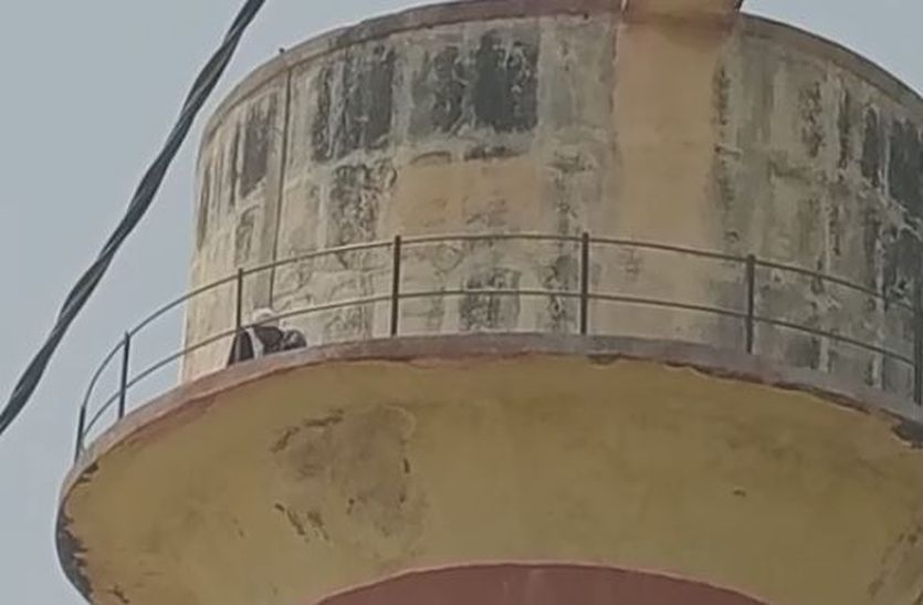 VIDEO: पांचवी मंजिल से गिरने पर बहन की मौत, पानी की टंकी पर चढ़ा भाई