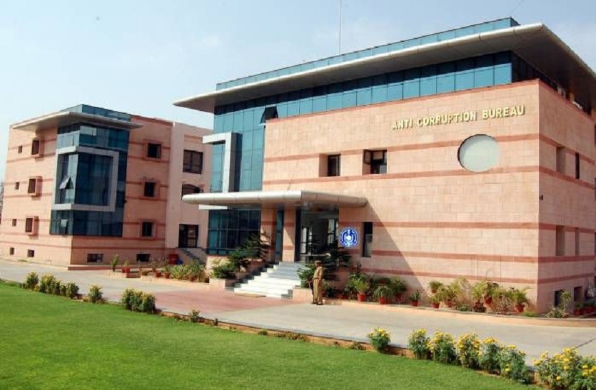 घूस में दो घूंट भी, सेफ में खेप ने चौंकाया