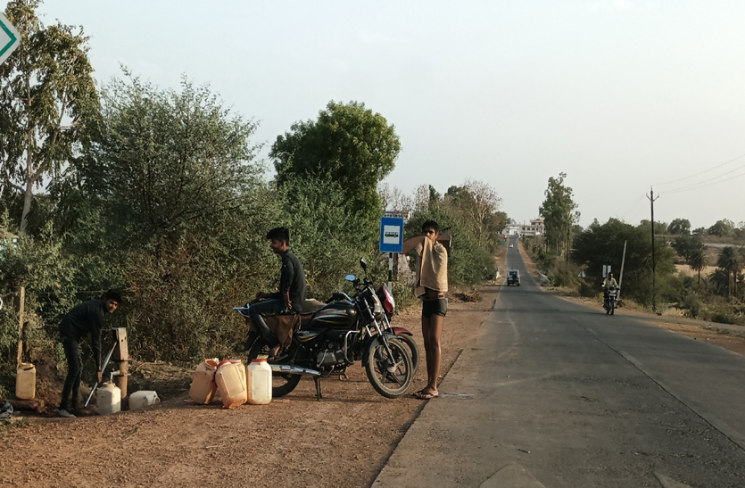 पेयजल विहीन हुए रास्ते: सड़कों के निर्माण में दफन हुए एक सैकड़ा हैंडपंप, तो रास्तों पर राहगीरों को नहीं पानी
