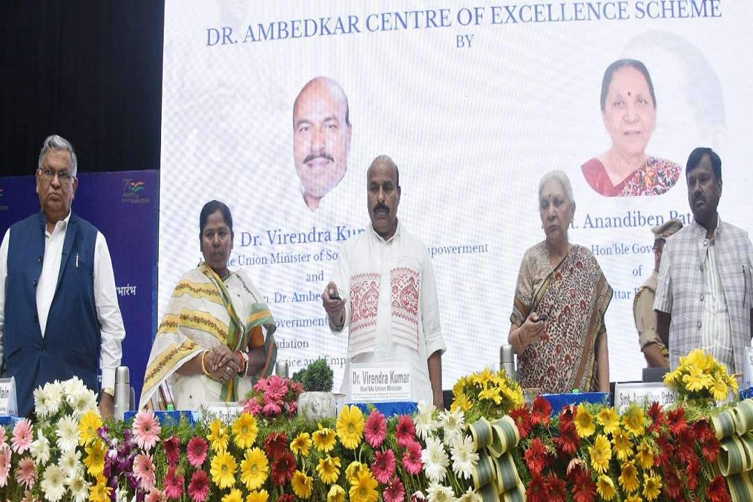 बीएचयू में डॉ अम्बेडकर उत्कृष्ठता केंद्र का उद्घाटन करते राज्यपाल और सामाजिक न्याय व अधिकारिता मंत्री