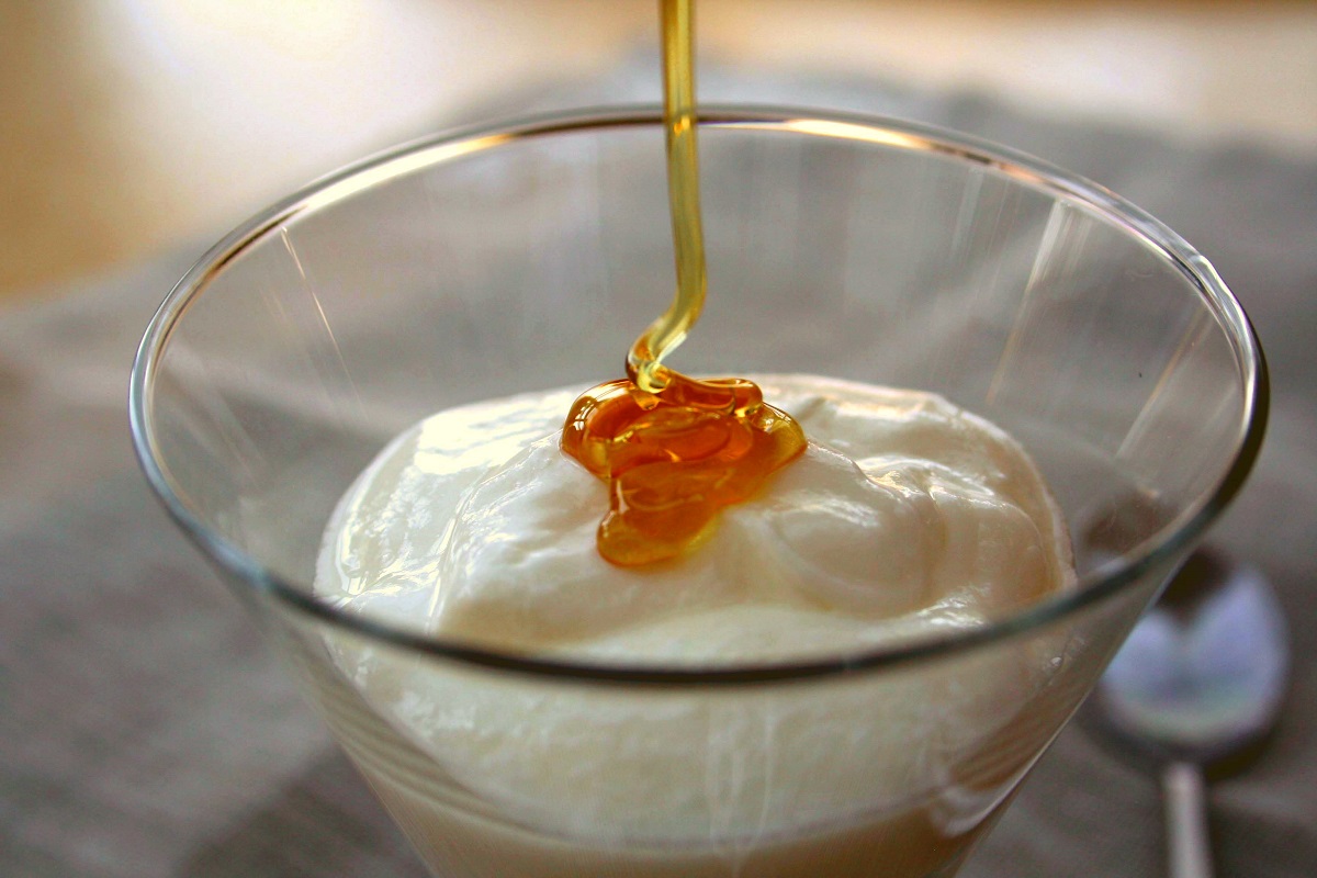 Curd with Honey Benefits: दही के साथ शहद मिलाकर खाने के है ये 5 अद्भुत फायदे, कई समस्याओं को करते है दूर
