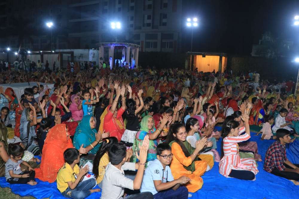 SURAT NEWS: भजनों में कर्मयोगी संत खेतेश्वर महाराज का गुणगान