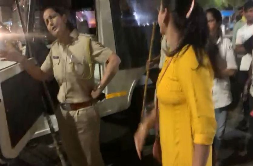 street drama : कोटा में चालान बनाने के दौरान हंगामा : सड़क पर ही सीआई और महिला के बीच हुआ जमकर विवाद