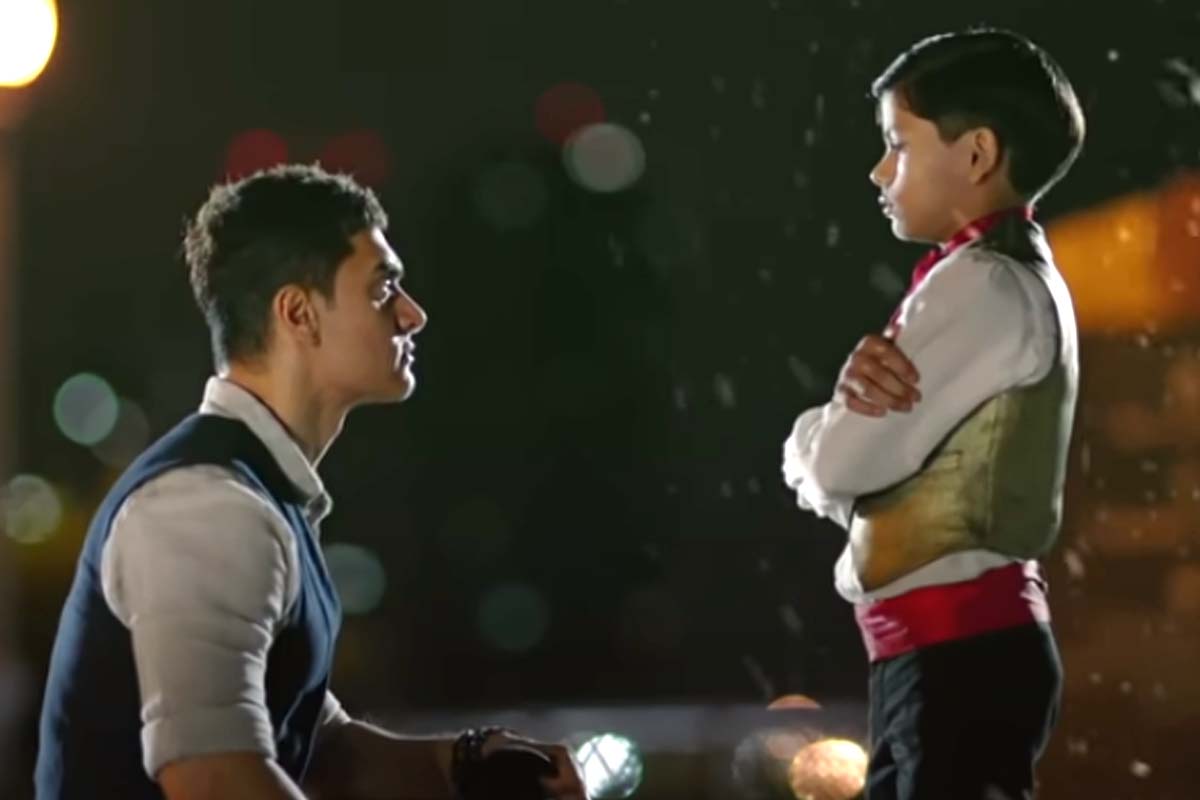 'धूम 3' में Aamir Khan के बचपन का किरदार निभाने वाला ये बच्चा आज देता है स्मार्टनेस में उनको भी मात