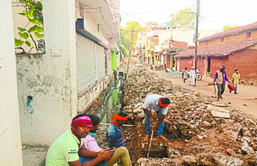 पाइप लाइन क्षतिग्रस्त होने से पेयजल आपूर्ति ठप, कई वार्डों में मचा हाहाकार
