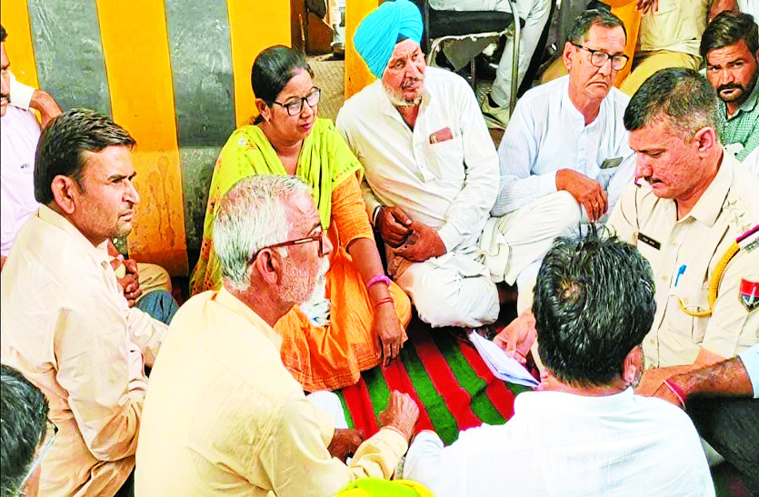 टोल नाके की समस्याओं को लेकर धरने पर बैठे