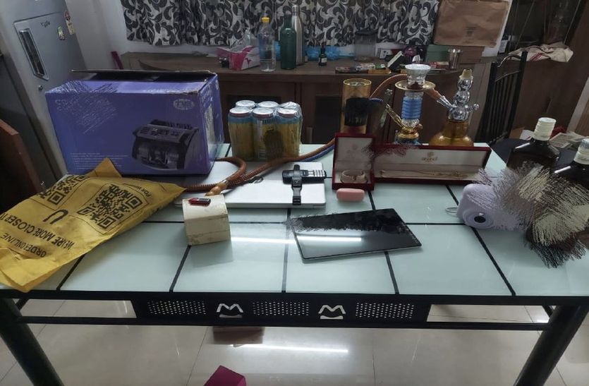 लाखों ठगने वाली वाटेंड पूजा की लग्जरी लाइफ, फ्लैट में महंगी शराब, हुक्का व नोट गिनने की मशीन