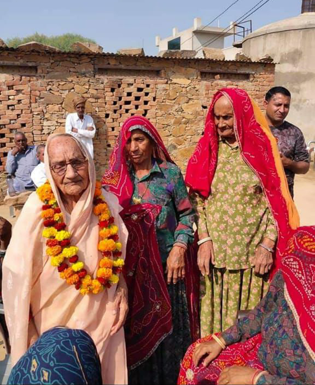 पंचायती राज दिवस विशेष: राजस्थान की सबसे ज्यादा उम्रदराज सरपंच आज भी लोगों की समस्या जानने पहुंचती है हर चौखट