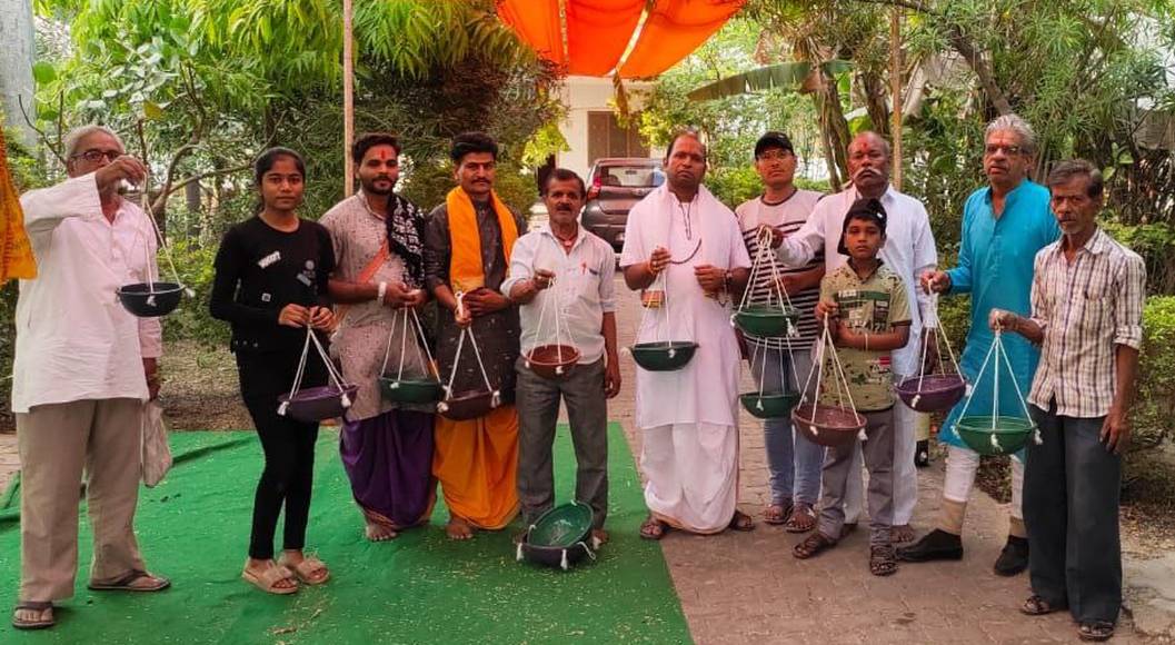 tie leaves for the birds पृथ्वी दिवस पर हुए कई आयोजन, पक्षियों के लिए पङ्क्षरडे बांधे