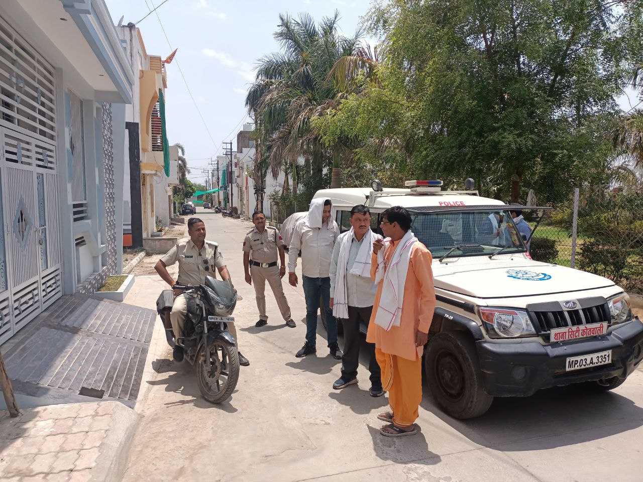 Police reached the spot to collect clues about the thieves