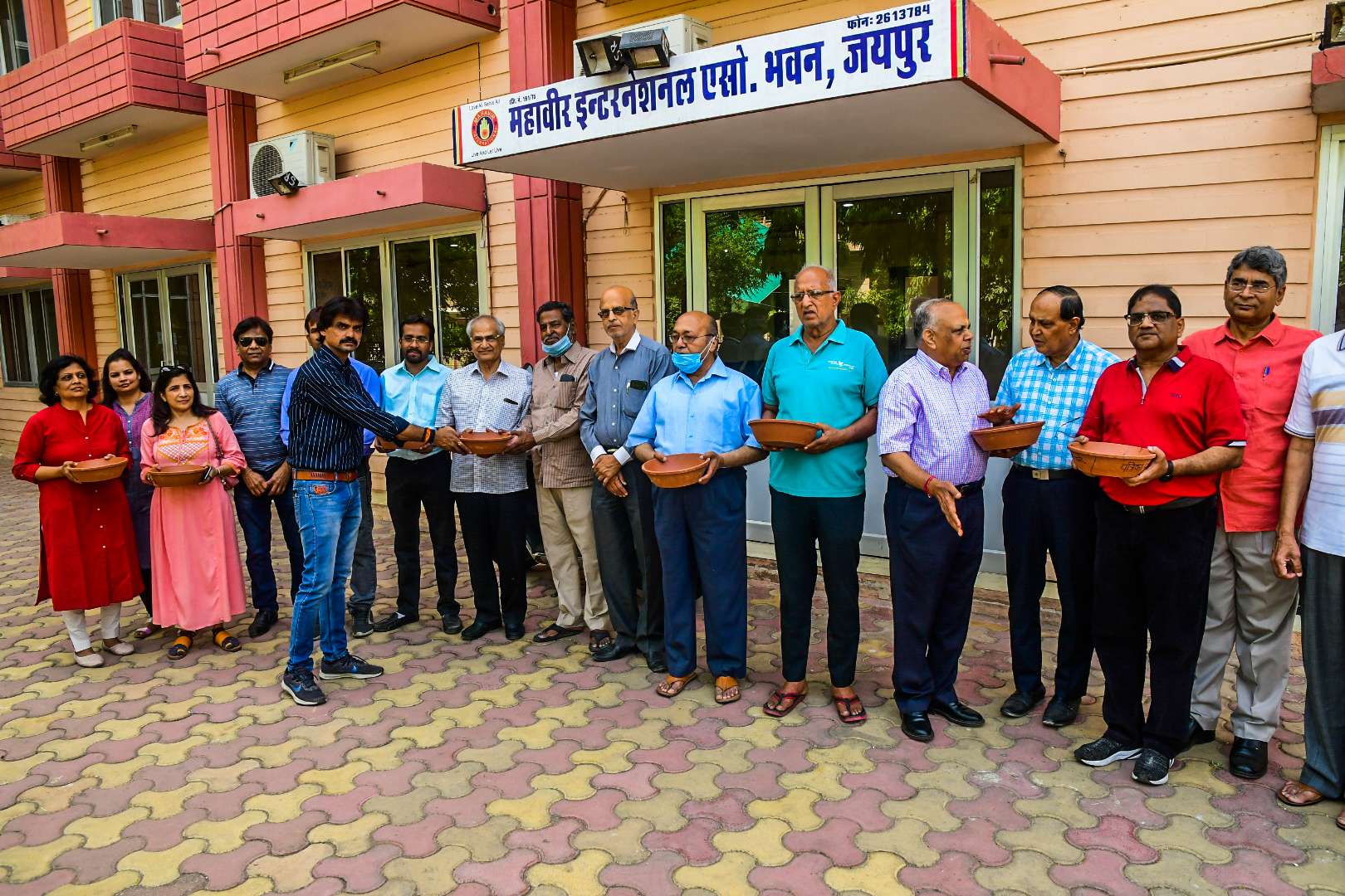 पत्रिका पक्षी मित्र अभियान: पेड़ों पर परिंडे लगाकर लिया पक्षी मित्र बनने का संकल्प