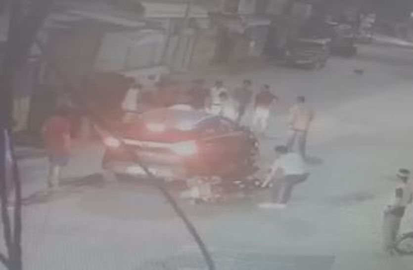 VIDEO: CCTV में कैद हुई 'दर्दनाक मौत' टक्कर मार कर बाइक सवार को घसीटते हुए ले गई कार