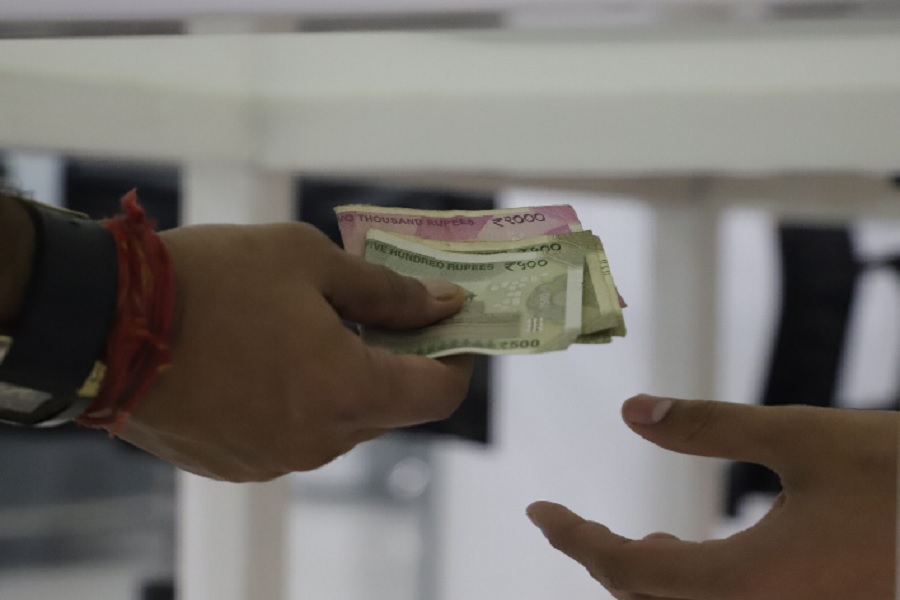 अफसरों की काली कमाई के छींटे सरकार पर भी