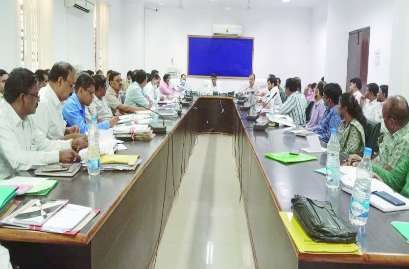 Collector taking a meeting of district level departmental officers.