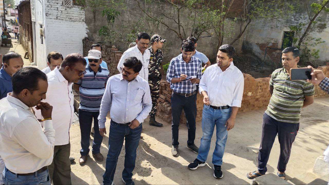 वार्डों की गली-गली घूमे कलेक्टर तो सामने दिखी पेयजल की भीषण समस्या, वीडियो में देखें भयावह स्थिति