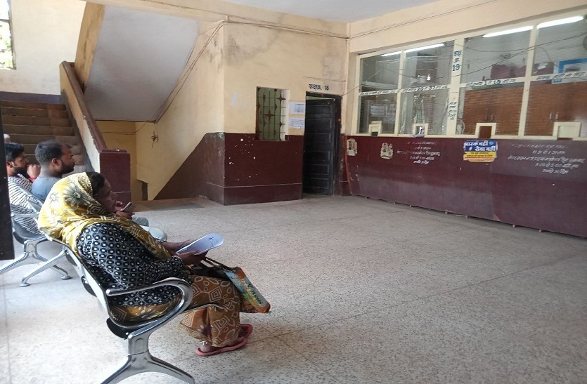 पत्रिका लाइव : थंब मशीन भी नहीं सुधार पा रही सरकारी कार्यालयों की व्यवस्था