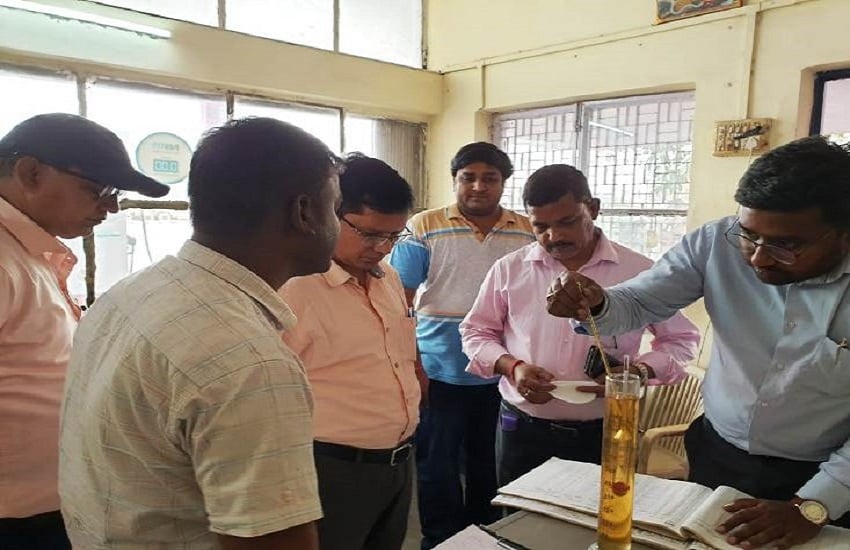 किरावली में जय दुर्गा फिलिंग स्टेशन पर जांच करते अधिकारी 