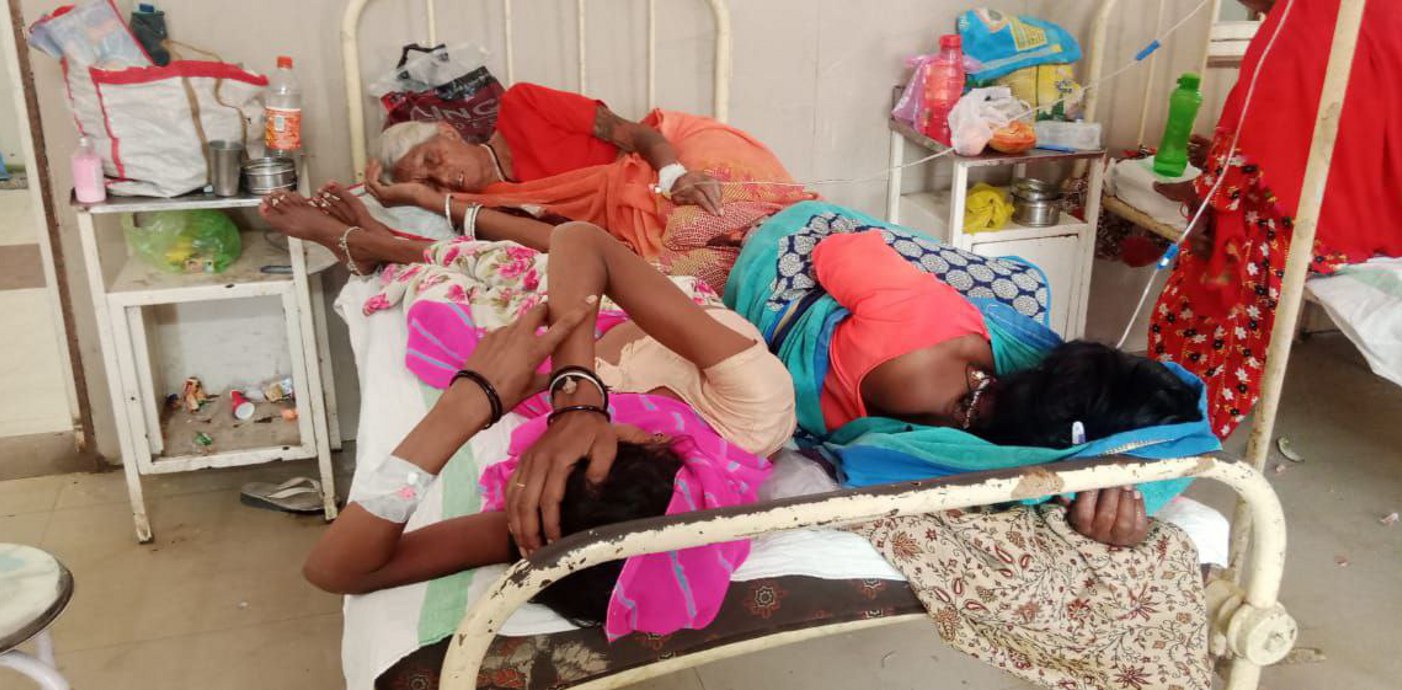 गर्मी से अस्पताल में बढ़े मरीज : एक बेड पर तीन-तीन मरीज करा इलाज