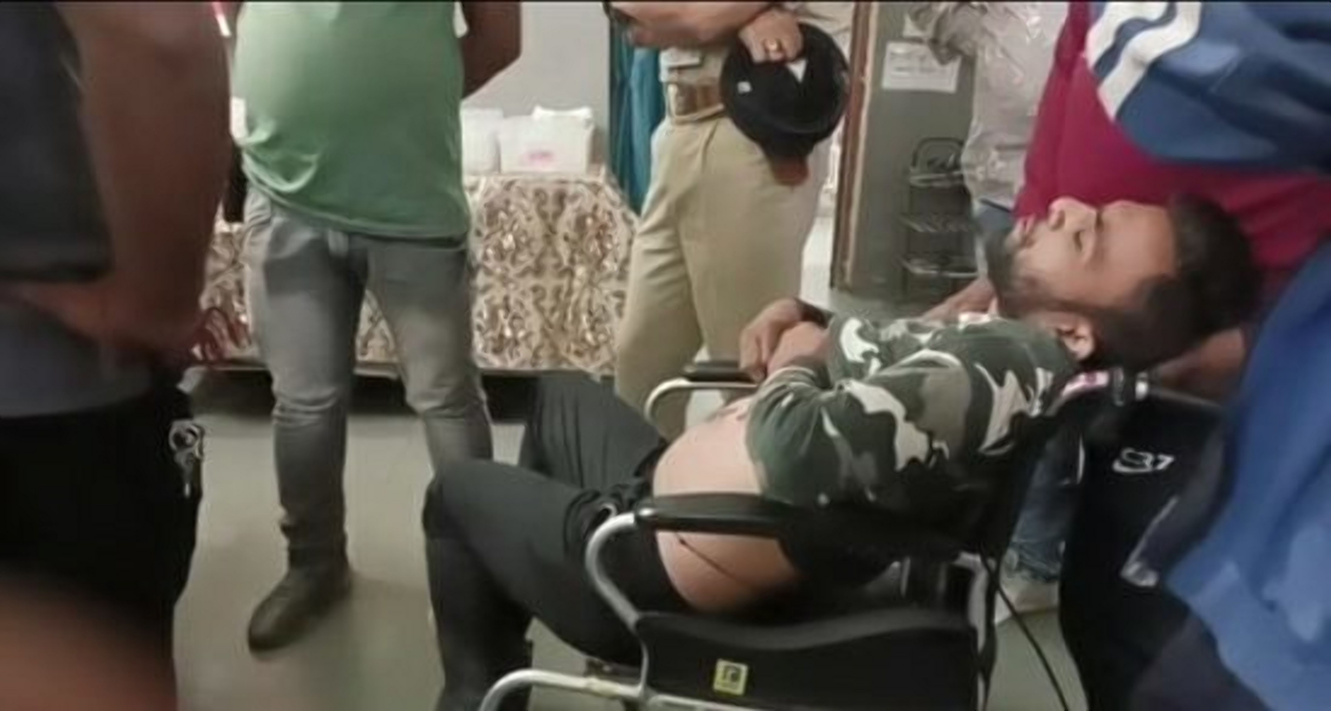 घायल सुरक्षाकर्मी को जिला अस्पताल में भर्ती कराया गया