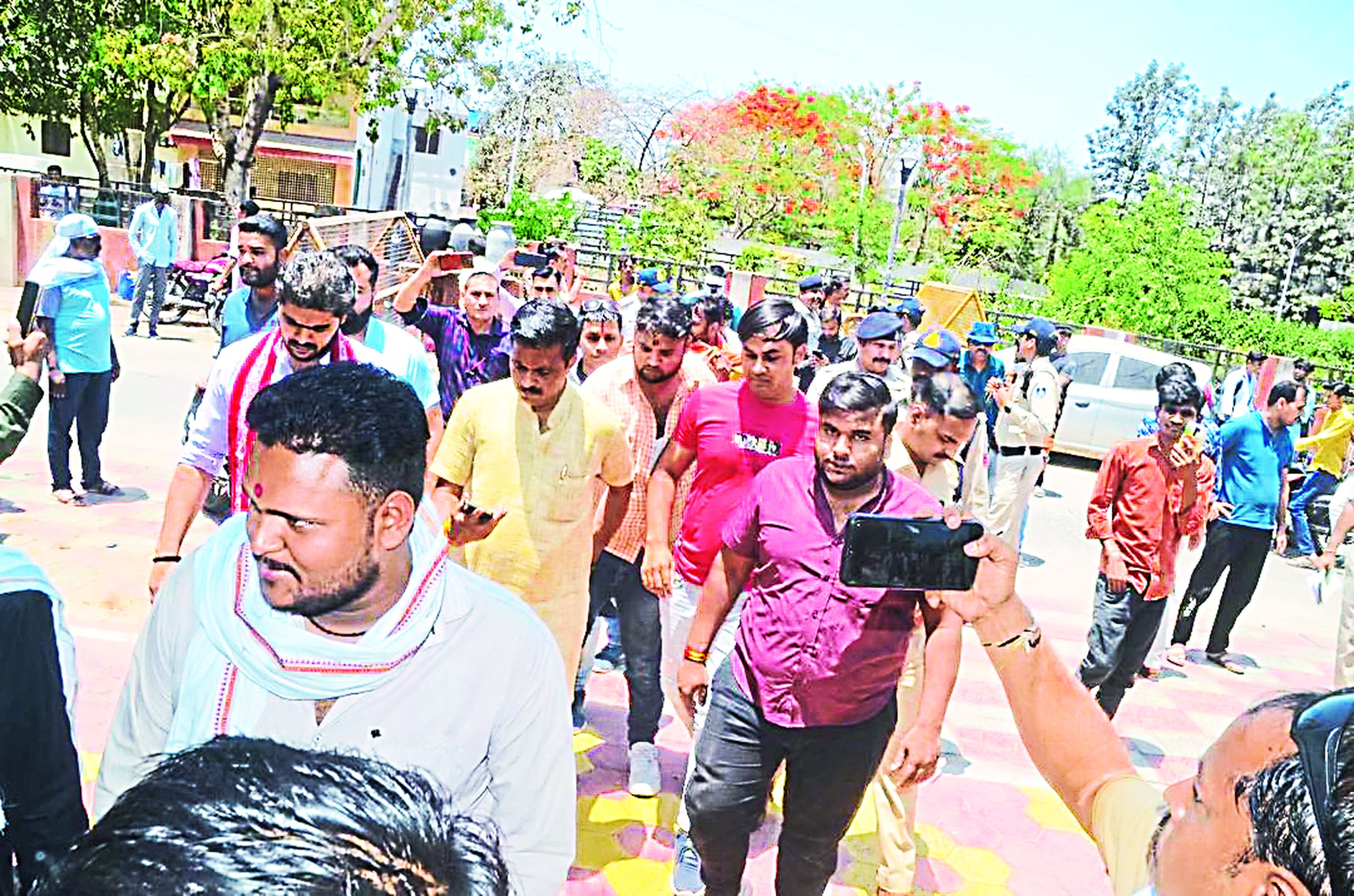 हिंदू संगठनों विरोध: सिविल लाइन थाने के बाहर किया हंगामा, थाना घेरा