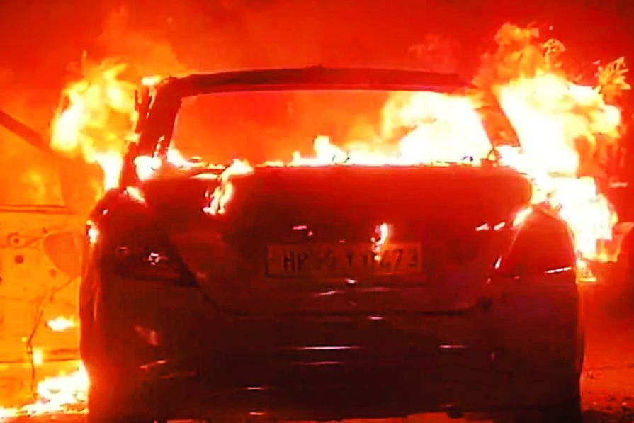 हाईवे पर चलती गाड़ी बनी आग का गोला, दमकल ने कड़ी मशक्कत से पाया काबू
