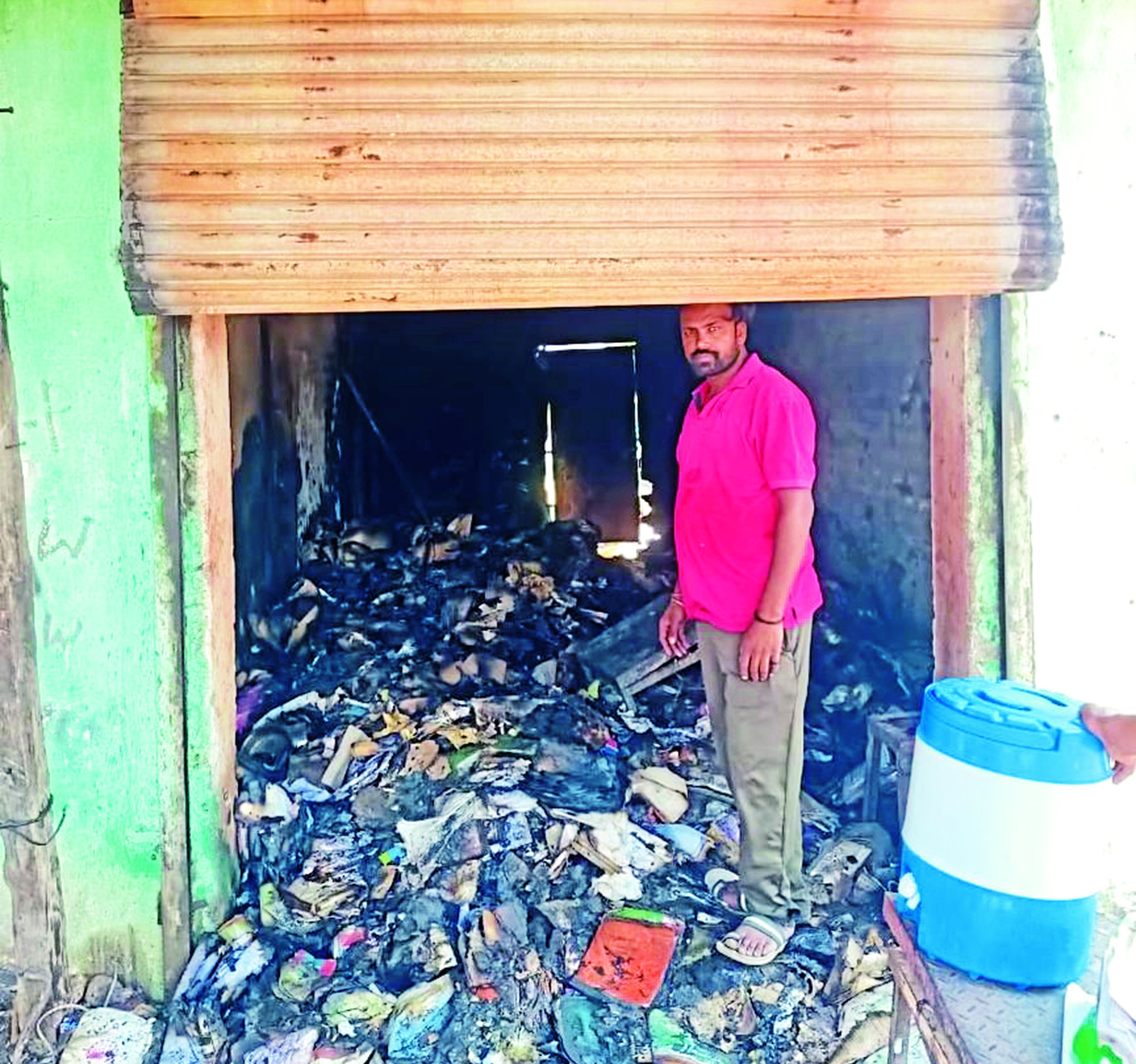 दो दुकानों में अज्ञात कारणों से लगी आग, लाखों रुपए का सामान खाक