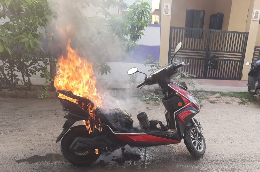 electric scooter catches fire in Tamilnadu