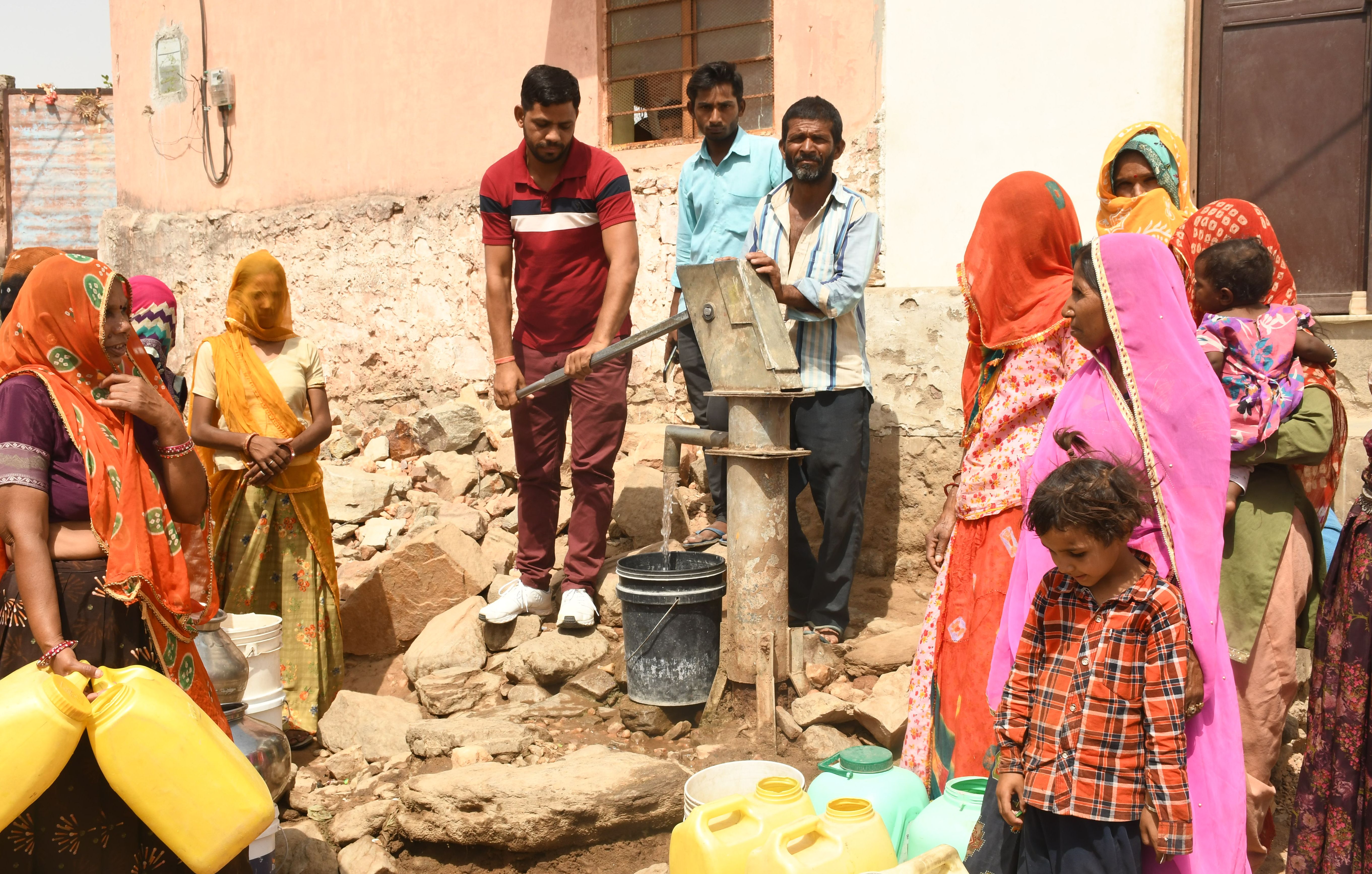 Watercrisis : गर्मी की मार, हेडपंप पर लोगों की कतार