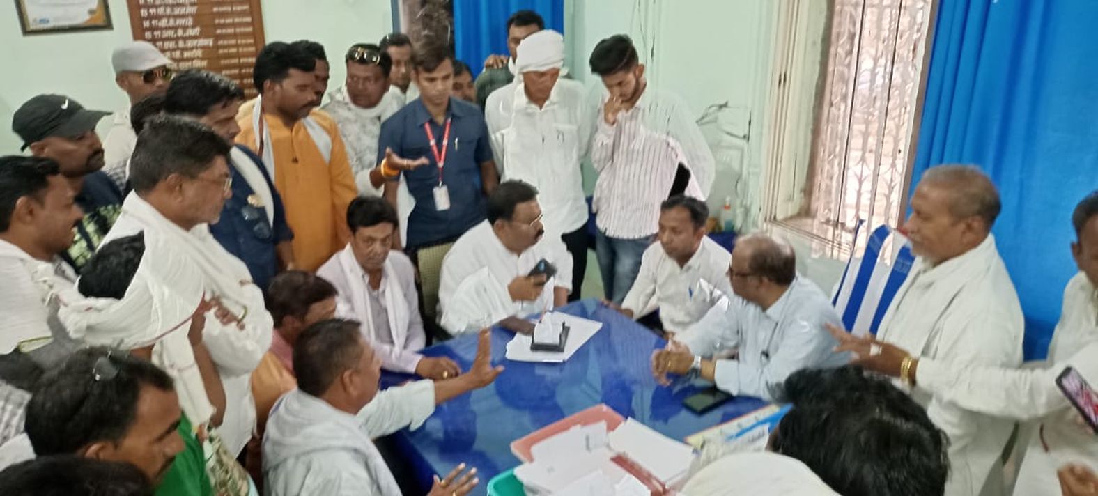 Farmers' anger erupted over undeclared power cut, officers surrounded