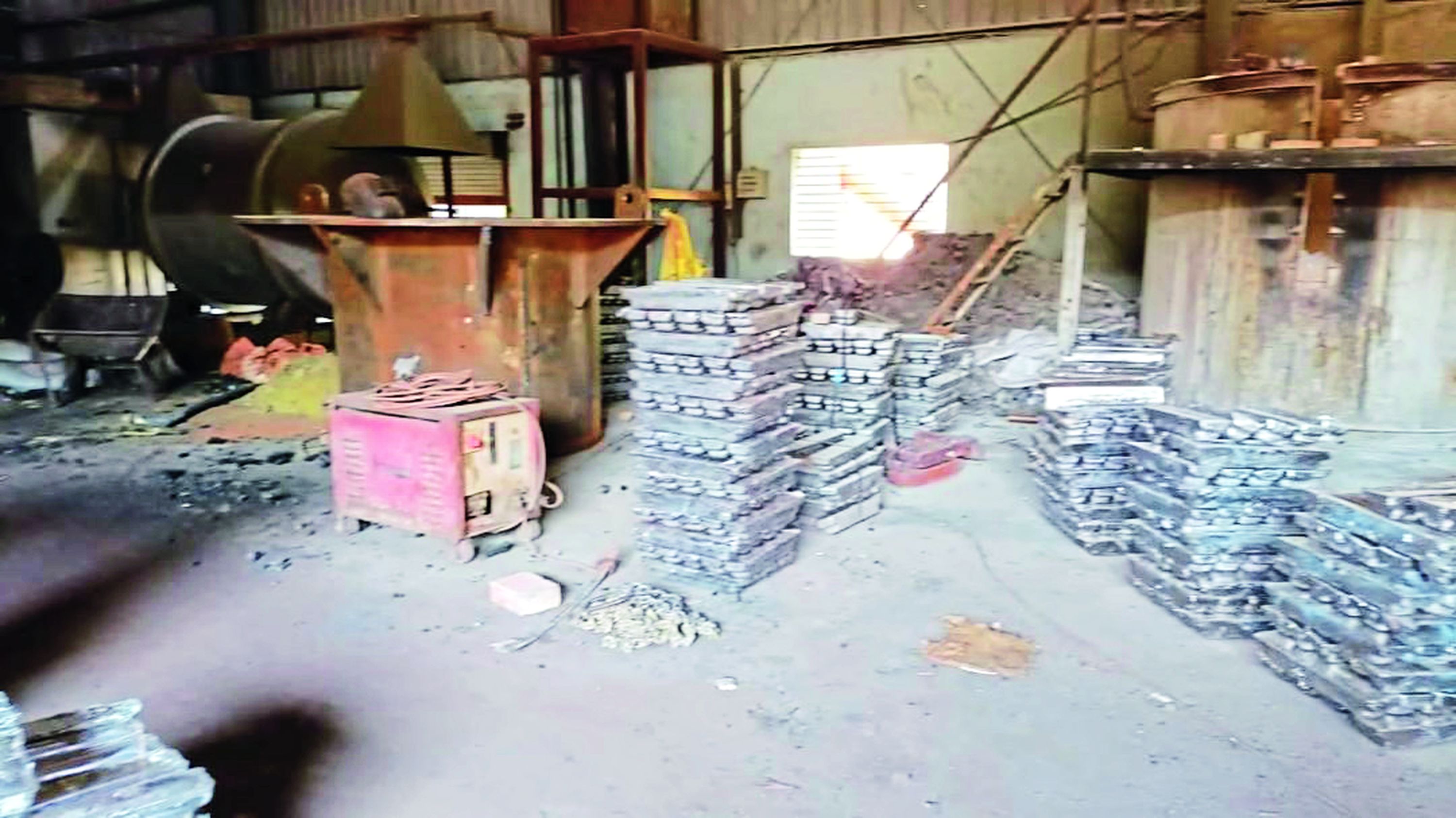 कंबल बनाने वाली फैक्ट्री में गलाई जा रही थी बैटरियां, 7500 किलो मिलावटी सिंदूर पावडर किया जब्त